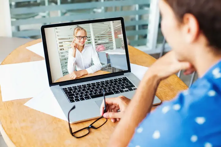 Stimme, Haltung, Licht: Das Bewerbungsgespräch per Video meistern